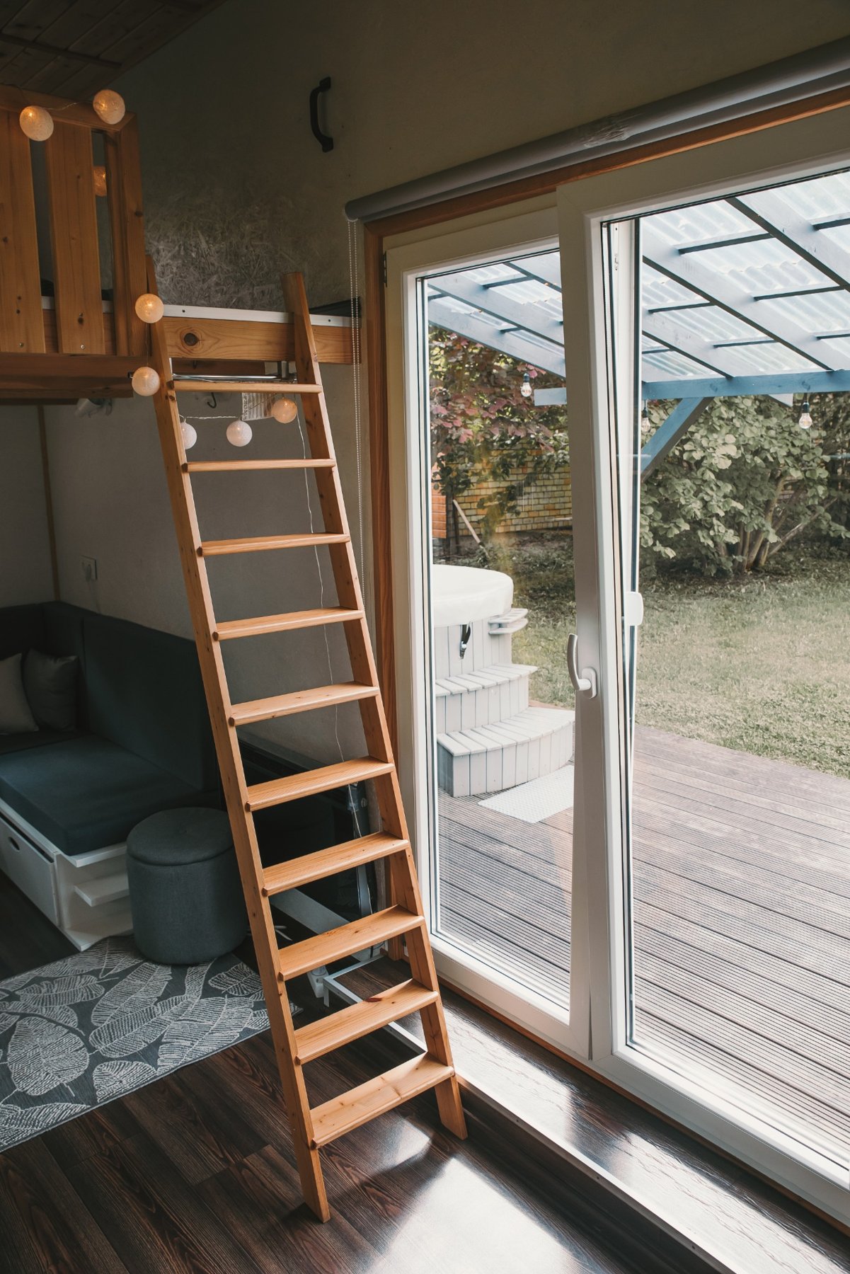 Tiny Village interjers ar kāpnēm